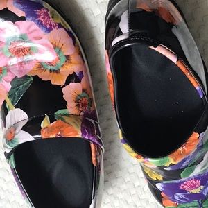 Safe T Steps clogs.  Floral print. 6 1/2.